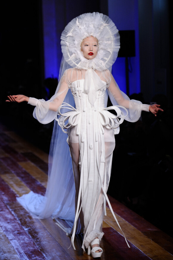 Soo Joo en robe de mariée Jean-Paul Gaultier, collection Automne/hiver 2016/2017 pendant la Fahsion Week de Paris.