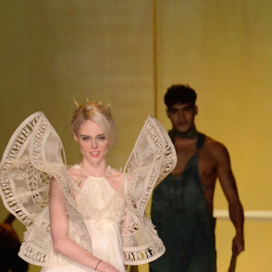 Un modèle de robe de mariée pensé et créé par Jean-Paul Gaultier lors de son défilé Printemps/Eté 2017 pendant la Fashion Week de Paris.