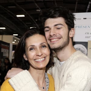 Adeline Blondieau avec son fils Aïtor - Salon du livre de Paris porte de Versailles le 14 mars 2019. 