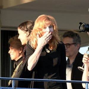 Mylène Farmer pose depuis l'hôtel Martinez, à Cannes, le 5 juillet 2021