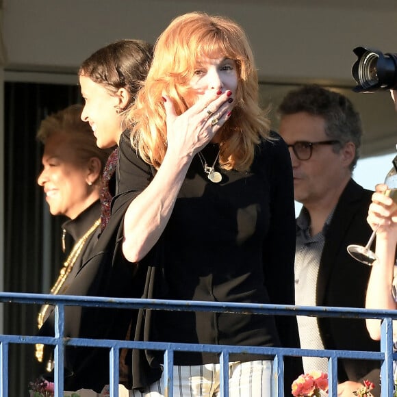 Mylène Farmer pose depuis l'hôtel Martinez, à Cannes, le 5 juillet 2021