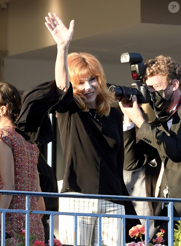Mylène Farmer pose depuis l'hôtel Martinez, à Cannes, le 5 juillet 2021