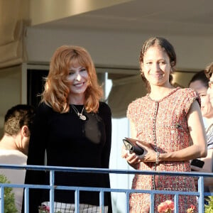 Mylène Farmer et Mati Diop depuis l'hôtel Martinez, à Cannes, le 5 juillet 2021