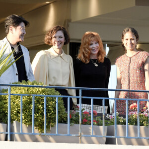 Mylene Farmer, Maggie Gyllenhaal, Mati Diop et Song Kang-ho posent depuis l'hôtel Martinez, à Cannes, le 5 juillet 2021