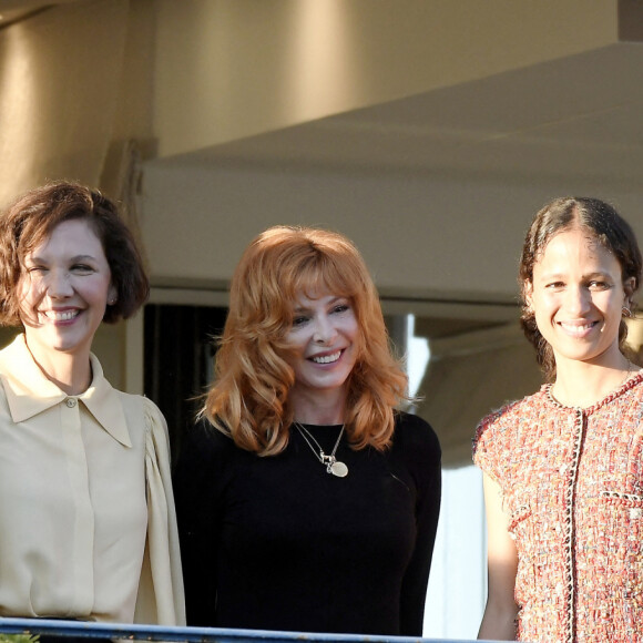 Mylene Farmer, Maggie Gyllenhaal, Mati Diop et Song Kang-ho posent depuis l'hôtel Martinez, à Cannes, le 5 juillet 2021