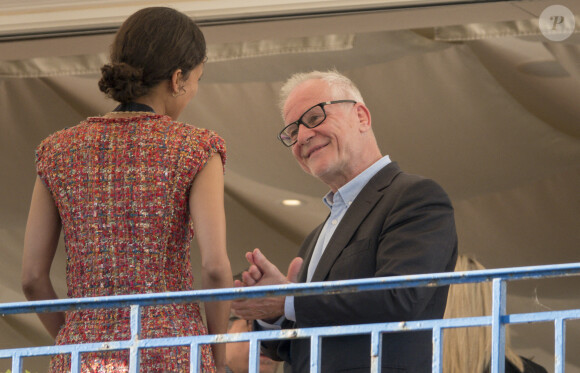 Thierry Fremaux, délégué général du festival de Cannes, discute avec Mati Diop, membre du Jury du Festival de Cannes, lors du 74ème Festival International du Film de Cannes, le 5 juillet 2021 Sandrine Thesillat / Panoramic / Bestimage 
