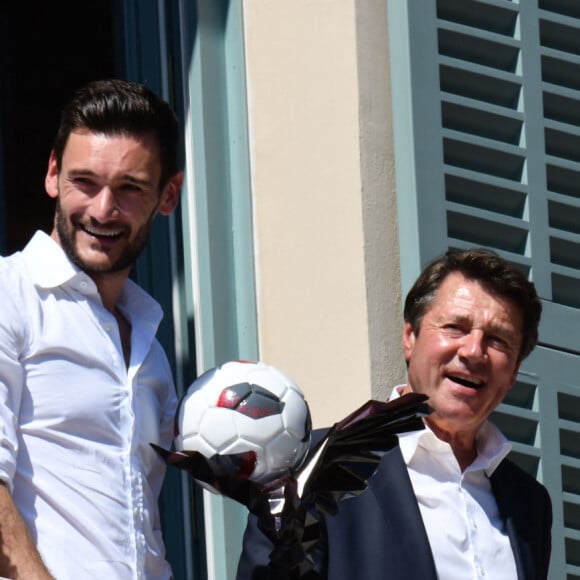 Hugo Lloris, le gardien avec sa femme Marine et Christian Estrosi, le maire de Nice, sur le balcon de la mairie de Nice le 18 juillet 2018. © Bruno Bebert/ Bestimage