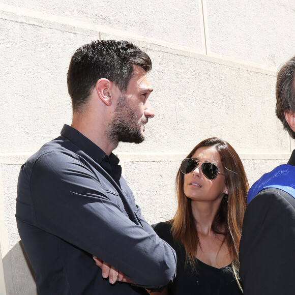 Le gardien de l'équipe de France de football Hugo Lloris et sa femme Marine participent à l'hommage aux victimes de l'attentat de la Promenade des Anglais qui a fait 84 morts à Nice le 18 juillet 2016.