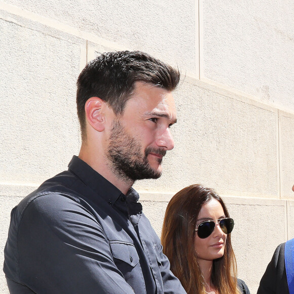 Le gardien de l'équipe de France de football Hugo Lloris et sa femme Marine participent à l'hommage aux victimes de l'attentat de la Promenade des Anglais qui a fait 84 morts à Nice le 18 juillet 2016.