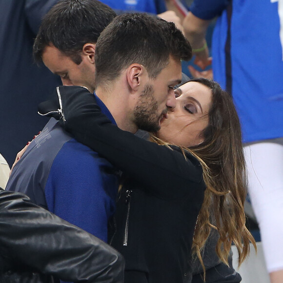 Hugo Lloris et sa femme Marine dans les tribunes à la fin du match de quart de finale de l'UEFA Euro 2016 France-Islande au Stade de France à Saint-Denis le 3 juillet 2016. © Cyril Moreau / Bestimage