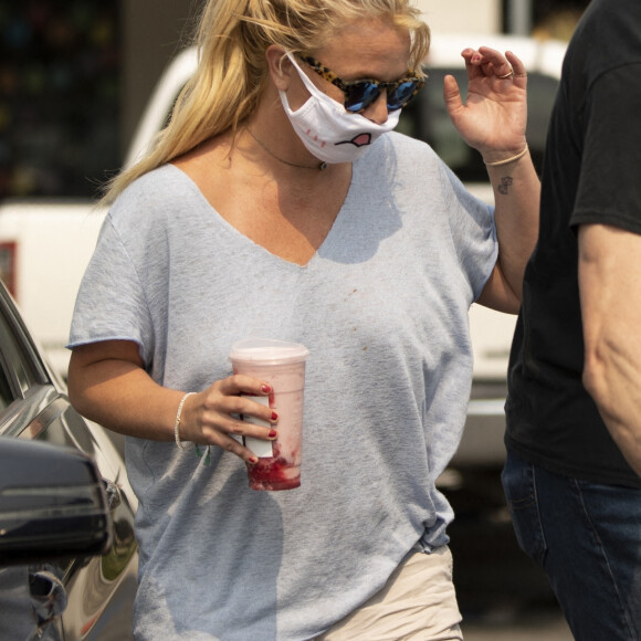 Exclusif - Britney Spears, avec son masque de protection contre le coronavirus (Covid-19) mis à l'envers, fait quelques courses à Calabasas, le 8 septembre 2020.
