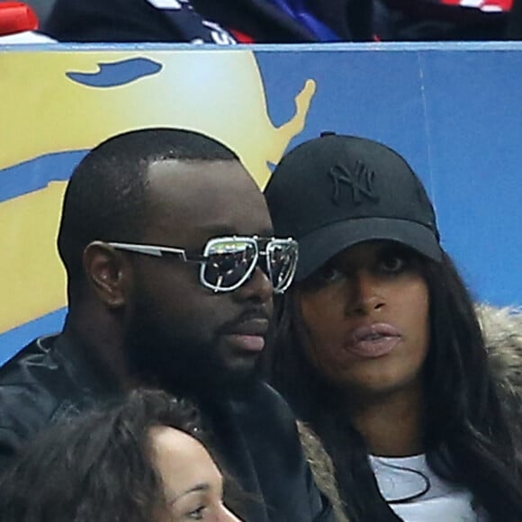 Maitre Gims et sa femme DemDem dans les tribunes - Maître Gims a ambiancé le Stade de France en interprétant 3 chansons avant la rencontre, et en présentant à la fin de son mini-show (avant le coup d'envoi de la finale PSG-Lille), le trophée de la Coupe de la Ligue 2016 à Paris. © Cyril Moreau/Bestimage