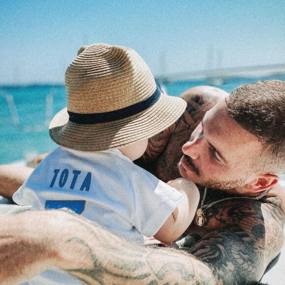 M. Pokora et son fils Isaiah, déjà fan de football comme son papa.