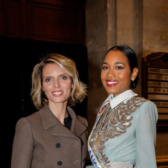 Sylvie Tellier et Clémence Botino, Miss France 2020 au défilé de mode Haute-Couture printemps-été 2020 "Julien Fournié" à Paris. Le 21 janvier 2020