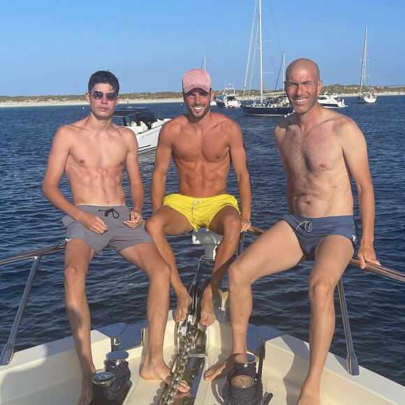 Zinédine Zidane profite de vacances en famille avec ses fils Luca (au milieu) et Elyaz (à gauche) en vacances. Juillet 2021.
