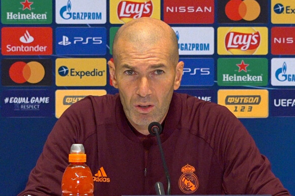Zinedine Zidane donne une conférence de presse à Kiev, le 1er décembre 2020.