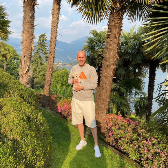 Zinédine Zidane en vacances avec son bichon. Juin 2021.
