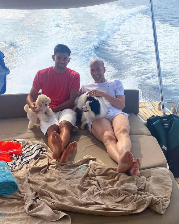 Zinédine Zidane, son fils Enzo et leurs deux chiens. Juillet 2021.