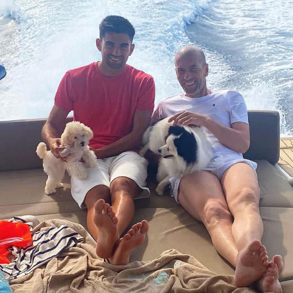Zinédine Zidane, son fils Enzo et leurs deux chiens. Juillet 2021.