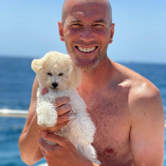 Zinédine Zidane profite de vacances avec son bichon maltais. Juillet 2021.