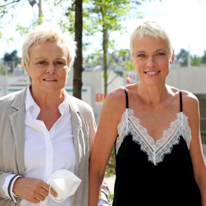 Muriel Robin et sa femme Anne Le Nen dans les allées lors des internationaux de France de Tennis de Roland Garros à Paris. © Dominique Jacovides/Bestimage