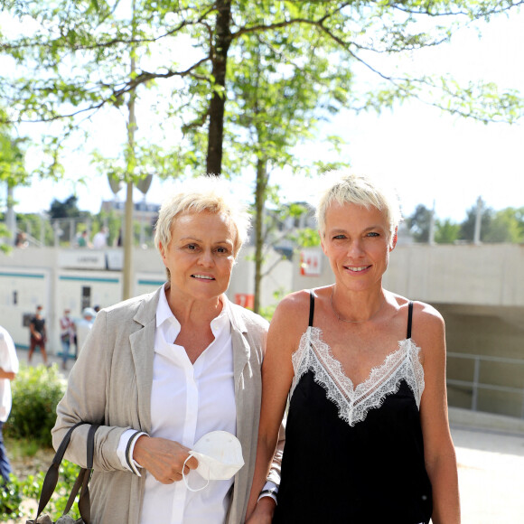 Muriel Robin et sa femme Anne Le Nen dans les allées lors des internationaux de France de Tennis de Roland Garros 2021 à Paris, le 6 juin 2021. © Dominique Jacovides/Bestimage