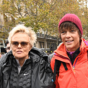 Muriel Robin et sa compagne Anne Le Nen marchent contre les violences sexistes et sexuelles de place de l'Opéra jusqu'à la place de la Nation à Paris le 23 Novembre 2019. © Coadic Guirec / Bestimage