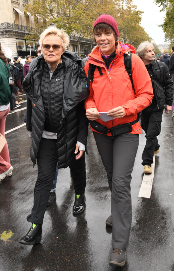 Muriel Robin et sa compagne Anne Le Nen marchent contre les violences sexistes et sexuelles de place de l'Opéra jusqu'à la place de la Nation à Paris le 23 Novembre 2019. © Coadic Guirec / Bestimage