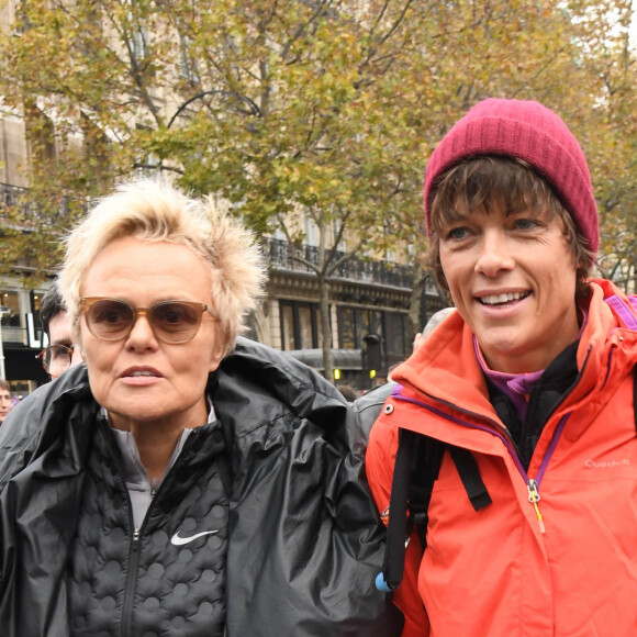 Muriel Robin et sa compagne Anne Le Nen marchent contre les violences sexistes et sexuelles de place de l'Opéra jusqu'à la place de la Nation à Paris le 23 Novembre 2019. © Coadic Guirec / Bestimage