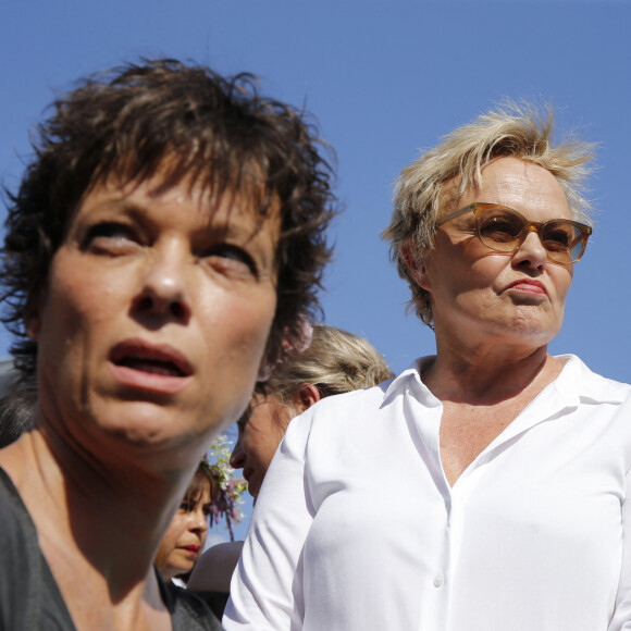 Anne le Nen et sa compagne Muriel Robin - Rassemblement contre les violences faites aux femmes, Place de la République à Paris. Le 6 juillet 2019. © Stephen Caillet / Panoramic / Bestimage