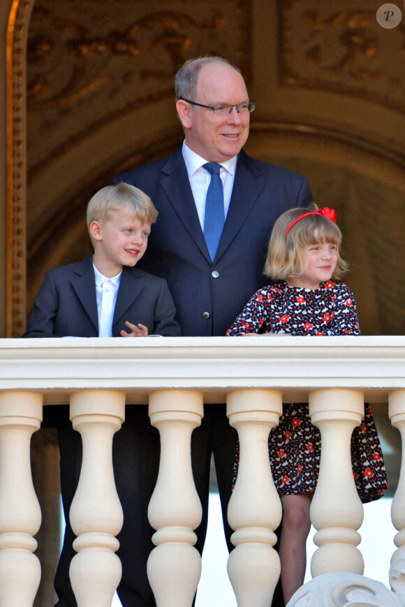 Le prince Albert II de Monaco et ses enfants, le prince héréditaire Jacques et la princesse Gabriella ont assisté, depuis le balcon du Palais, à la célébration de la Fête Dieu, le 3 juin 2021.© Bruno Bebert / Bestimage