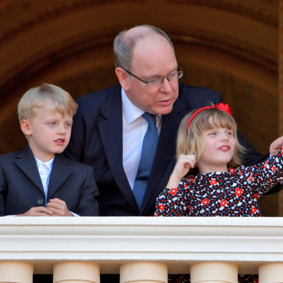 Le prince Albert II de Monaco et ses enfants, le prince héréditaire Jacques et la princesse Gabriella ont assisté, depuis le balcon du Palais, à la célébration de la Fête Dieu, le 3 juin 2021. © Bruno Bebert / Bestimage