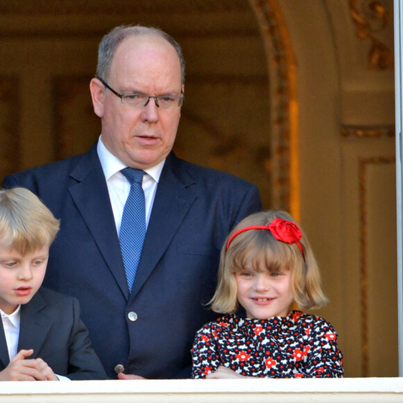Le prince Albert II de Monaco et ses enfants, le prince héréditaire Jacques et la princesse Gabriella ont assisté, depuis le balcon du Palais, à la célébration de la Fête Dieu, le 3 juin 2021. © Bruno Bebert / Bestimage