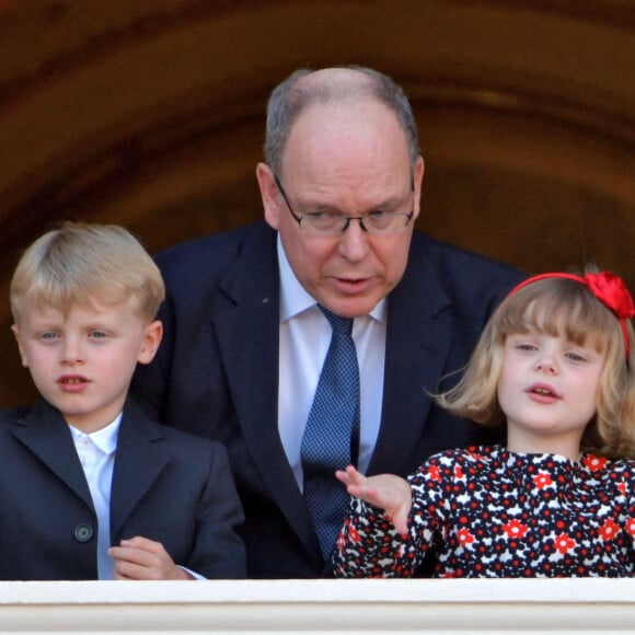 Le prince Albert II de Monaco et ses enfants, le prince héréditaire Jacques et la princesse Gabriella ont assisté, depuis le balcon du Palais, à la célébration de la Fête Dieu, le 3 juin 2021. © Bruno Bebert / Bestimage