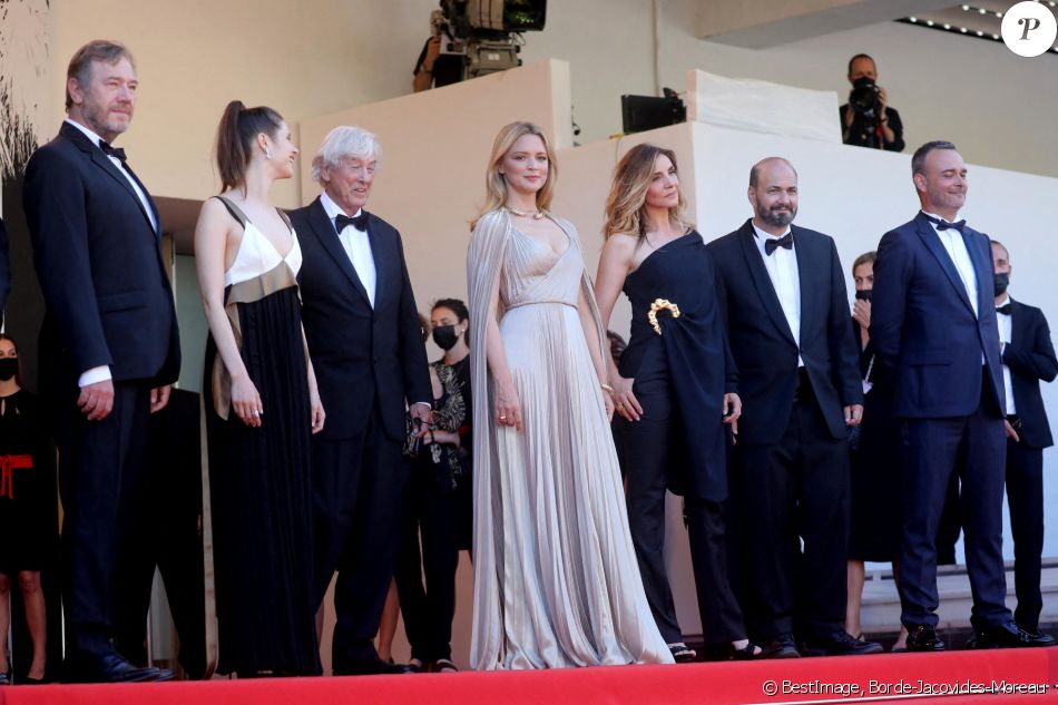 Olivier Rabourdin , Daphne Patakia, Paul Verhoeven, Virginie Efira, Clotilde Courau, David Birke, Michel Merkt - Montée des marches du film " Benedetta " lors du 74ème Festival International du Film de Cannes. Le 9 juillet 2021 © Borde-Jacovides-Moreau / Bestimage