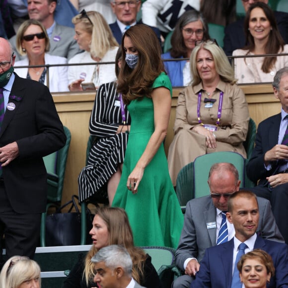 Kate Middleton, duchesse de Cambridge, et son mari le prince William, duc de Cambridge, assistent à la finale simple dames de Wimbledon opposant l'Australienne Ashleigh Barty à la Tchèque Karolína Plíšková. Londres, le 10 juillet 2021.