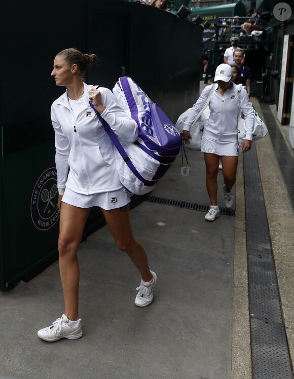 Karolína Plíšková (au premier plan) affronte l'Australienne Ashleigh Barty en finale simple dames de Wimbledon. Londres, le 10 juillet 2021.