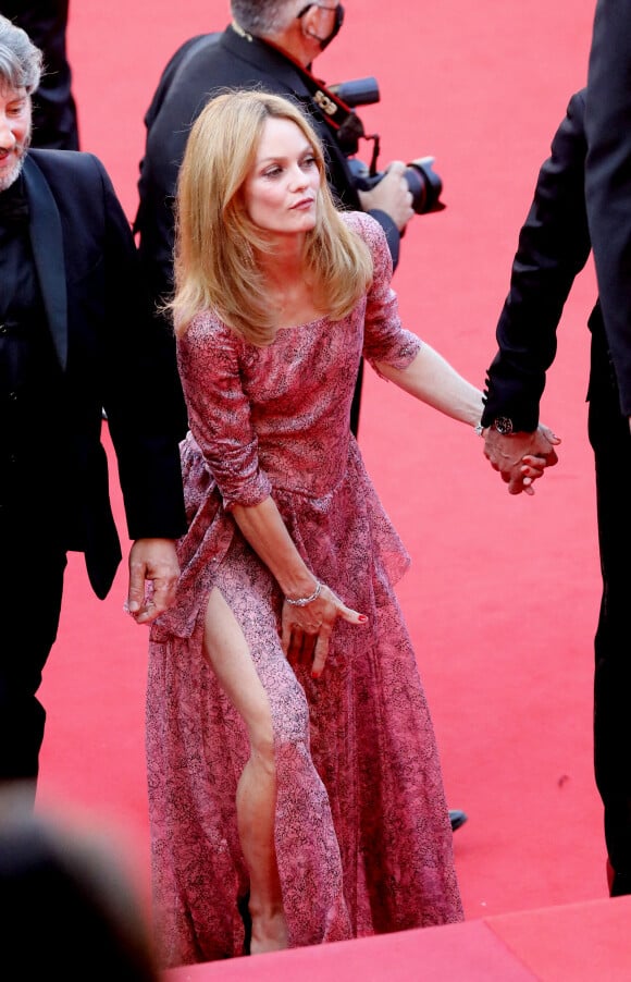 Vanessa Paradis - Montée des marches du film " De son vivant " lors du 74ème Festival International du Film de Cannes. Le 10 juillet 2021 © Borde-Jacovides-Moreau / Bestimage 