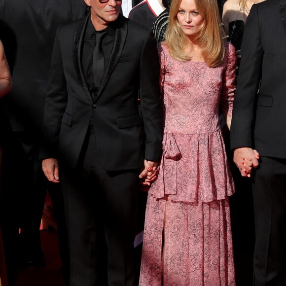 Vanessa Paradis, Samuel Benchetrit (réalisateur) - Montée des marches du film " De son vivant " lors du 74ème Festival International du Film de Cannes. Le 10 juillet 2021 © Borde-Jacovides-Moreau / Bestimage 