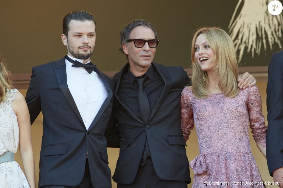Jules Benchetrit, Samuel Benchetrit, Vanessa Paradis - Montée des marches du film " De son vivant " lors du 74ème Festival International du Film de Cannes. Le 10 juillet 2021 © Borde-Jacovides-Moreau / Bestimage