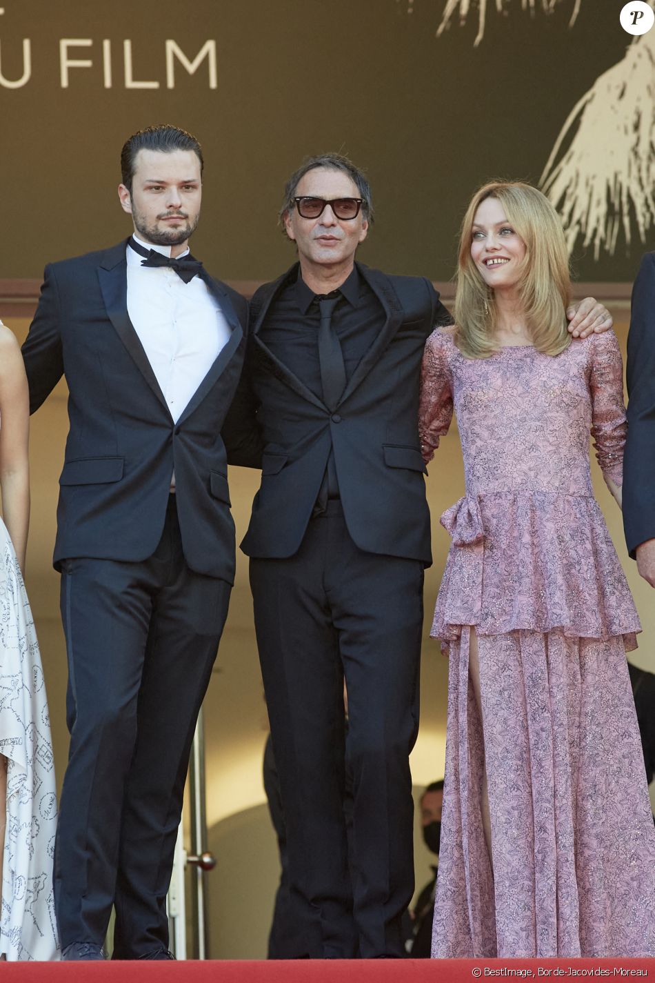 Jules Benchetrit, Samuel Benchetrit, Vanessa Paradis - Montée des marches du film " De son vivant " lors du 74ème Festival International du Film de Cannes. Le 10 juillet 2021 © Borde-Jacovides-Moreau / Bestimage