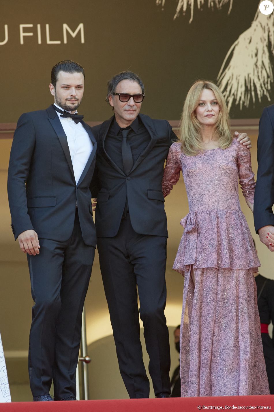 Jules Benchetrit, Samuel Benchetrit, Vanessa Paradis - Montée des marches du film " De son vivant " lors du 74ème Festival International du Film de Cannes. Le 10 juillet 2021 © Borde-Jacovides-Moreau / Bestimage