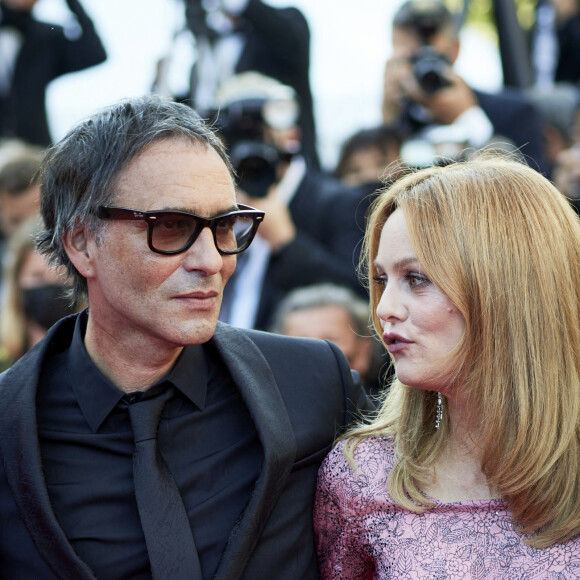 Vanessa Paradis, Samuel Benchetrit - Montée des marches du film " De son vivant " lors du 74ème Festival International du Film de Cannes. Le 10 juillet 2021 © Borde-Jacovides-Moreau / Bestimage 