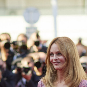 Vanessa Paradis - Montée des marches du film " De son vivant " lors du 74ème Festival International du Film de Cannes. Le 10 juillet 2021 © Borde-Jacovides-Moreau / Bestimage 