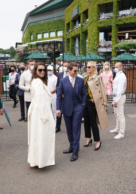 Pom Klementieff, Tom Cruise et Hayley Atwell arrivent pour la finale simple dames de Wimbledon au All England Lawn Tennis and Croquet Club. Londres, le 10 juillet 2021.
