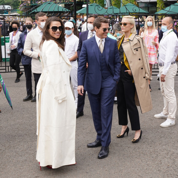 Pom Klementieff, Tom Cruise et Hayley Atwell arrivent pour la finale simple dames de Wimbledon au All England Lawn Tennis and Croquet Club. Londres, le 10 juillet 2021.