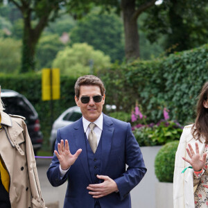 Pom Klementieff, Tom Cruise et Hayley Atwell, vêtue d'une robe Paco Rabanne, arrivent pour la finale simple dames de Wimbledon au All England Lawn Tennis and Croquet Club. Londres, le 10 juillet 2021.