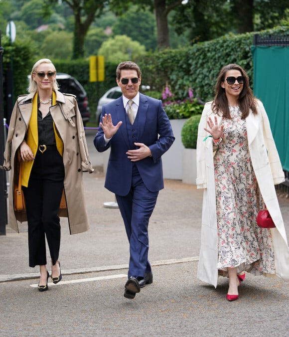 Pom Klementieff, Tom Cruise et Hayley Atwell, vêtue d'une robe Paco Rabanne, arrivent pour la finale simple dames de Wimbledon au All England Lawn Tennis and Croquet Club. Londres, le 10 juillet 2021.