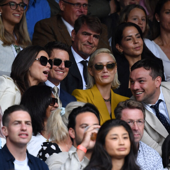Hayley Atwell, Tom Cruise et Pom Klementieff assistent à la finale simple dames de Wimbledon opposant Ashleigh Barty à Karolína Plíšková au All England Lawn Tennis and Croquet Club à Londres. Le 10 juillet 2021. © Antoine Couvercelle/Panoramic/Bestimage