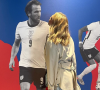 Kate Kane embrasse une photo de son mari Harry Kane, capitaine de l'équipe d'Angleterre à l'Euro 2020. Juillet 2021.